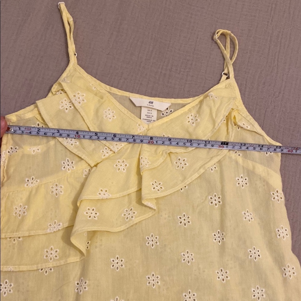 H&M Yellow Ruffled Sleeveless Top. Size 0 - Picture 4 of 6